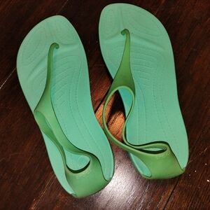 Sexi Flip Flops Crocs Thong T Strap Serena Sandals Size 8 Light green